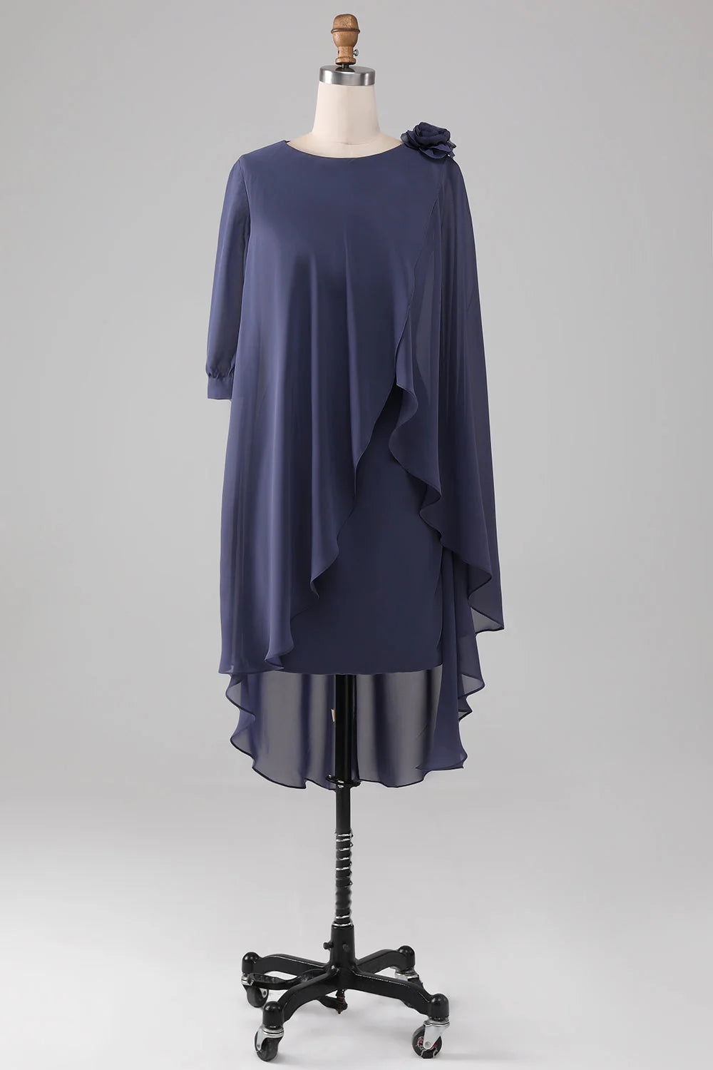 Robe de mère de la mariée en mousseline de soie, longueur genou, avec perles et décolleté plongeant